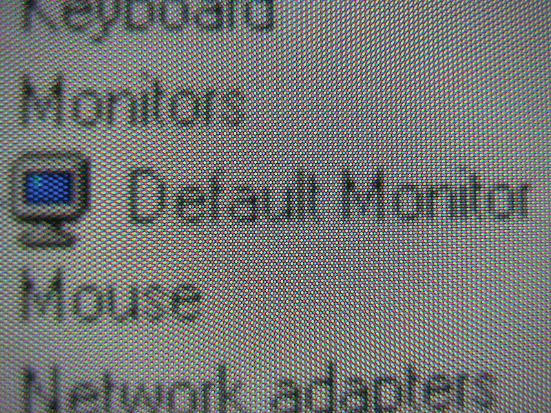Layar monitor CRT dilihat dari dekat